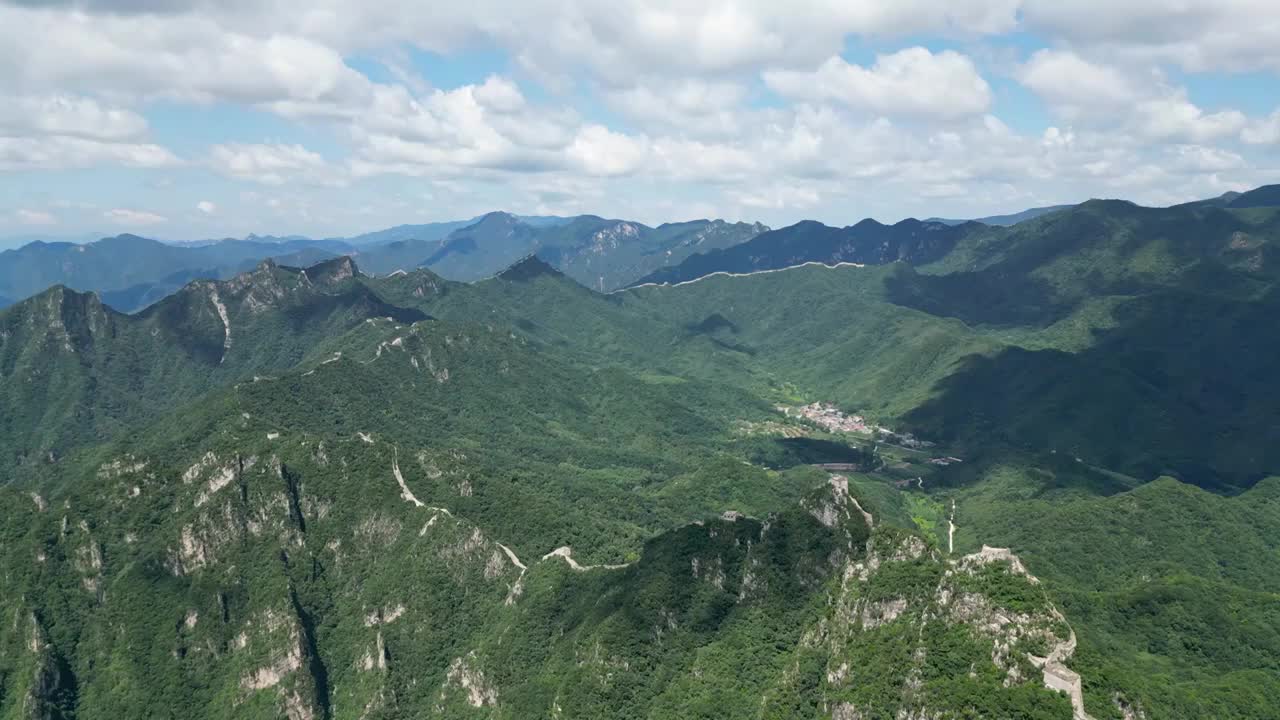 夏天中午北京箭扣长城全景风光视频素材