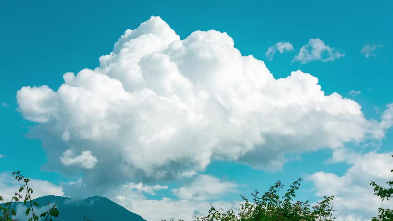 川西高山上的云视频素材