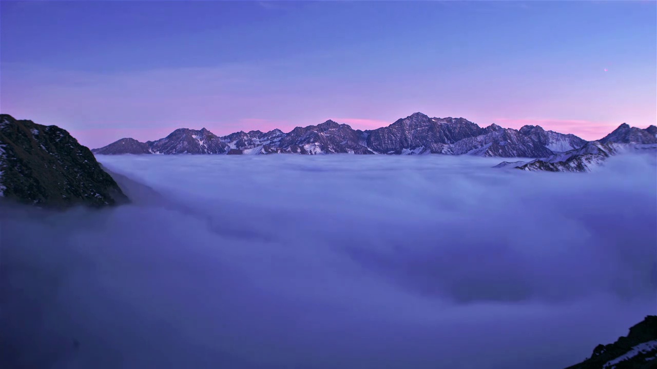 四川甘孜州卧龙巴朗山垭口雪山云海视频素材