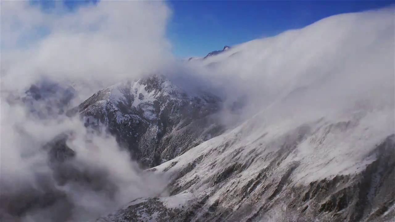 四川甘孜州卧龙巴朗山垭口雪山云海视频素材