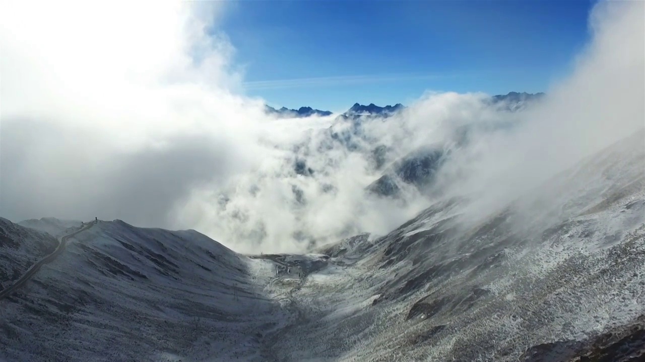 四川甘孜州卧龙巴朗山垭口雪山云海视频素材