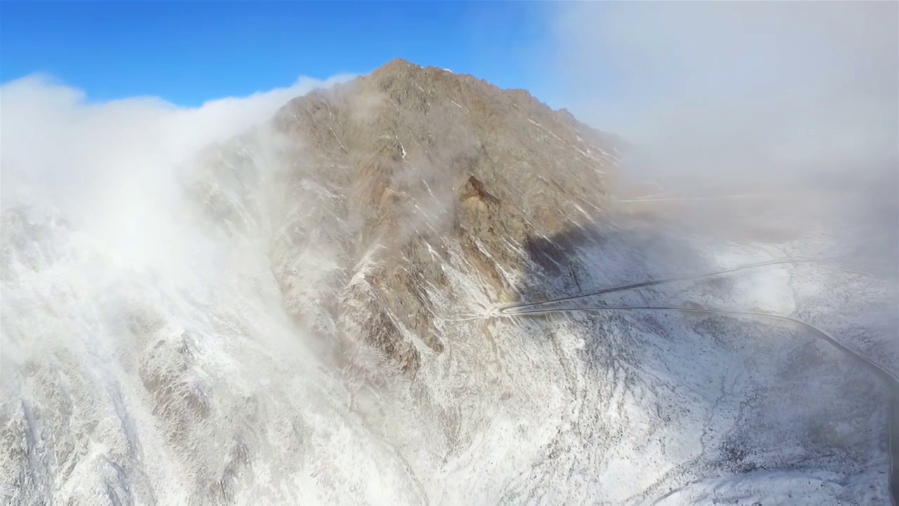 四川甘孜州卧龙巴朗山垭口雪山云海视频素材