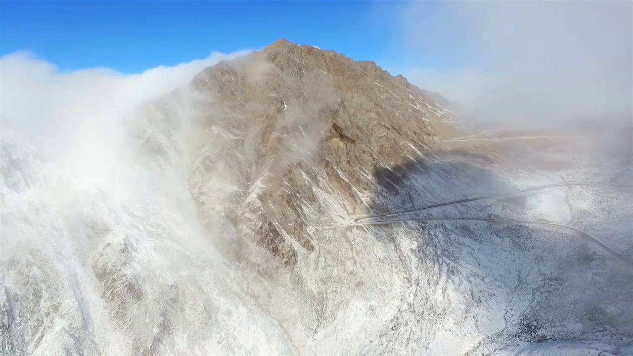 四川甘孜州卧龙巴朗山垭口雪山云海视频素材