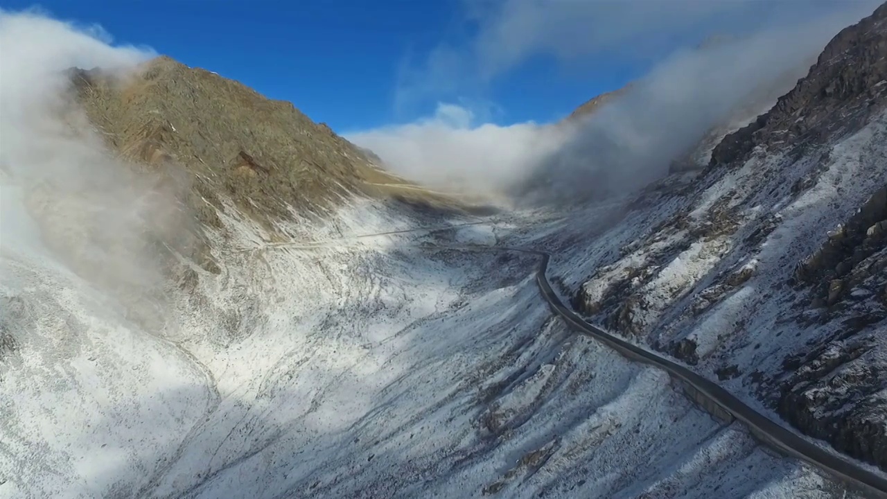 四川甘孜州卧龙巴朗山垭口雪山云海视频素材