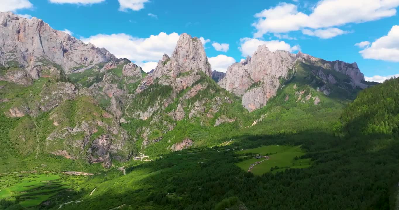 航拍夏季甘肃甘南州迭部县扎尕那景区石头山峰视频素材