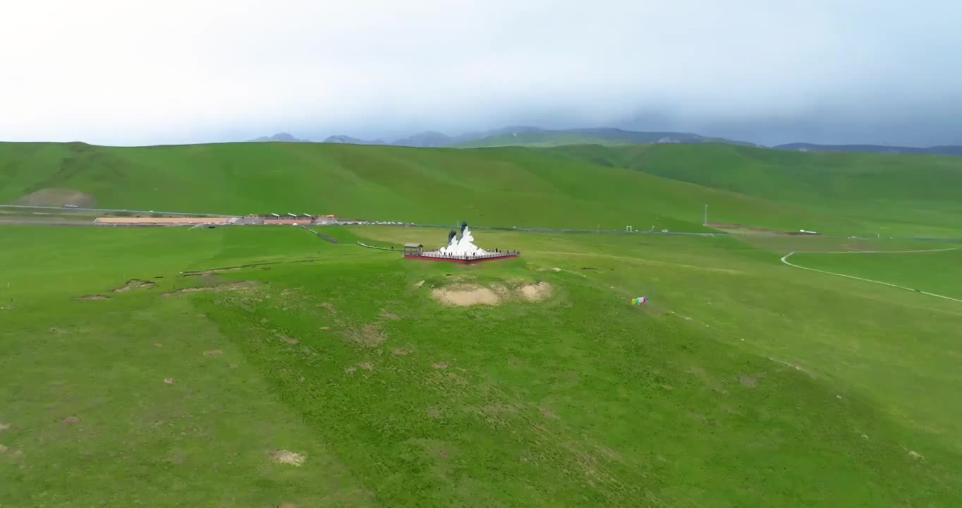 航拍甘肃甘南州碌曲县郭莽湿地地标雕塑视频素材