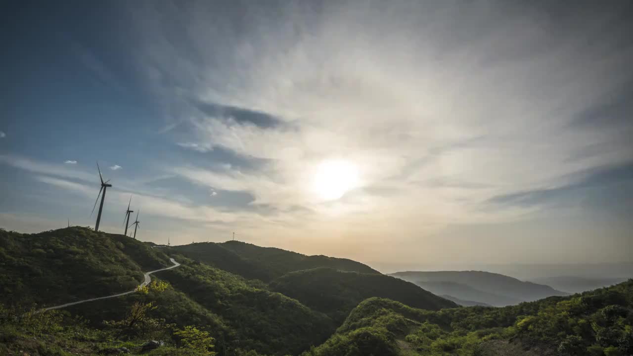 8K60P重庆刀背梁风车天路日落延时视频视频素材