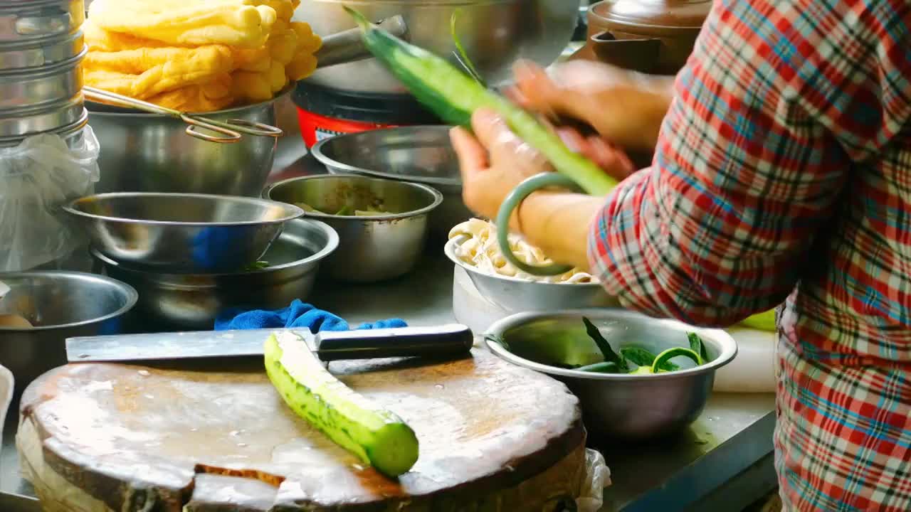 农家小院厨房正在做菜准备晚餐把黄瓜削皮去除杂质食材农民巧手制作农家饭料理温馨家常菜农家乐餐厅厨师视频素材