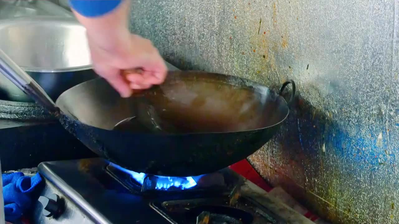 农家小院厨房正在做菜翻炒椰花菜农民巧手制作农家饭料理温馨家常菜农家乐餐厅厨师家庭厨房烹制家常菜式视频素材