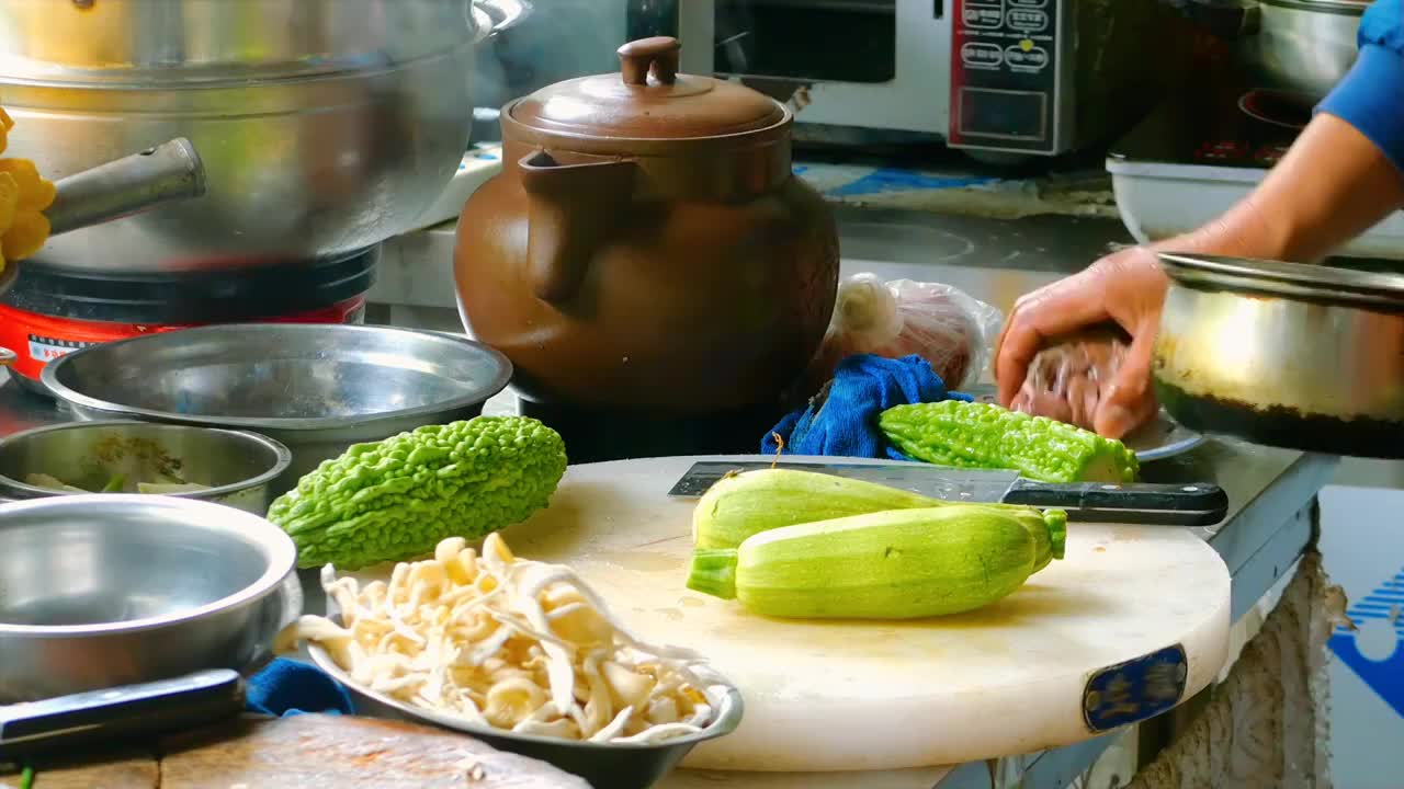 农家小院厨房正在做菜准备晚餐有凉瓜野生菌黄瓜牛肉等食材农民巧手制作农家饭料理温馨家常菜农家乐餐厅厨师视频素材