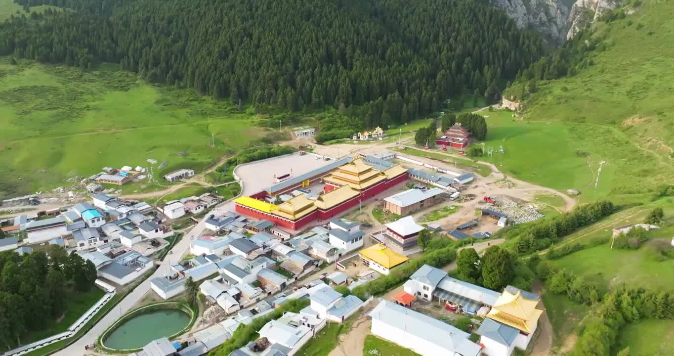 航拍夏季甘南川西郎木寺中景视频素材