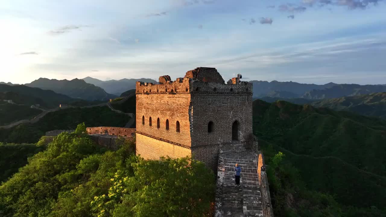 长城夕阳金光照射风景视频素材