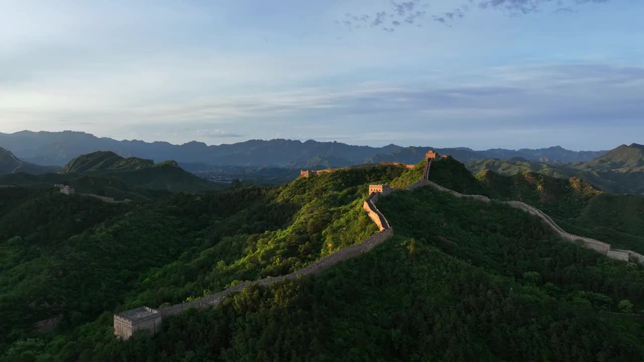 长城夕阳金光照射风景视频素材