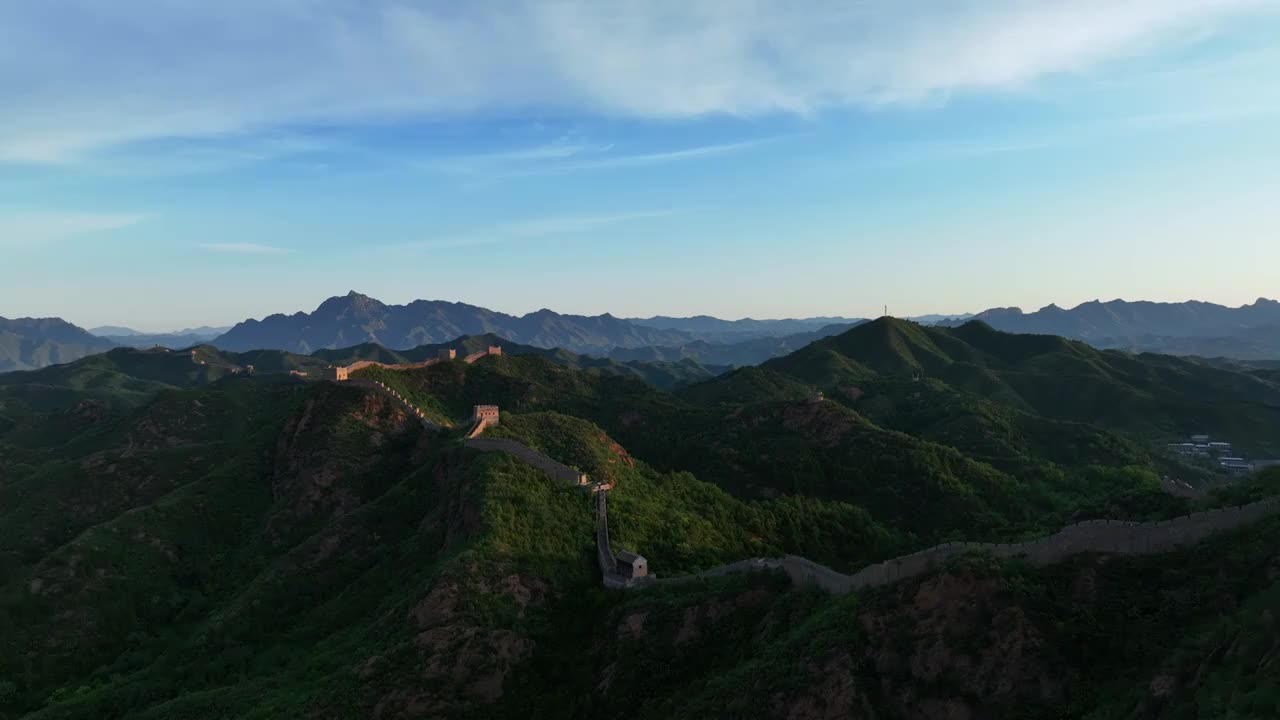 长城夕阳金光照射风景视频素材