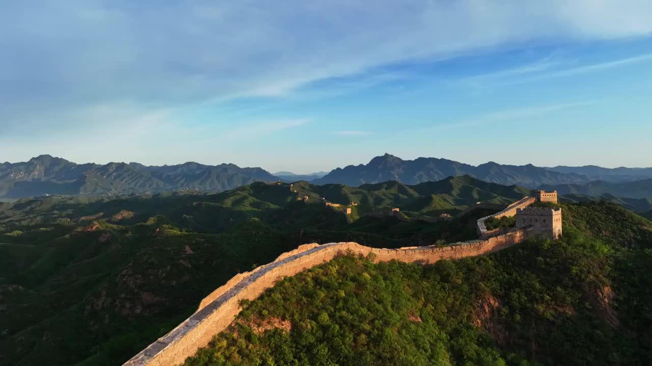 长城夕阳金光照射风景视频素材