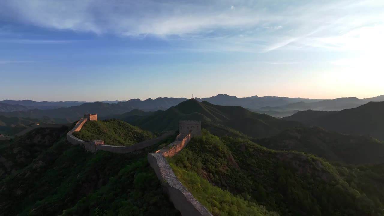 长城夕阳金光照射风景视频素材