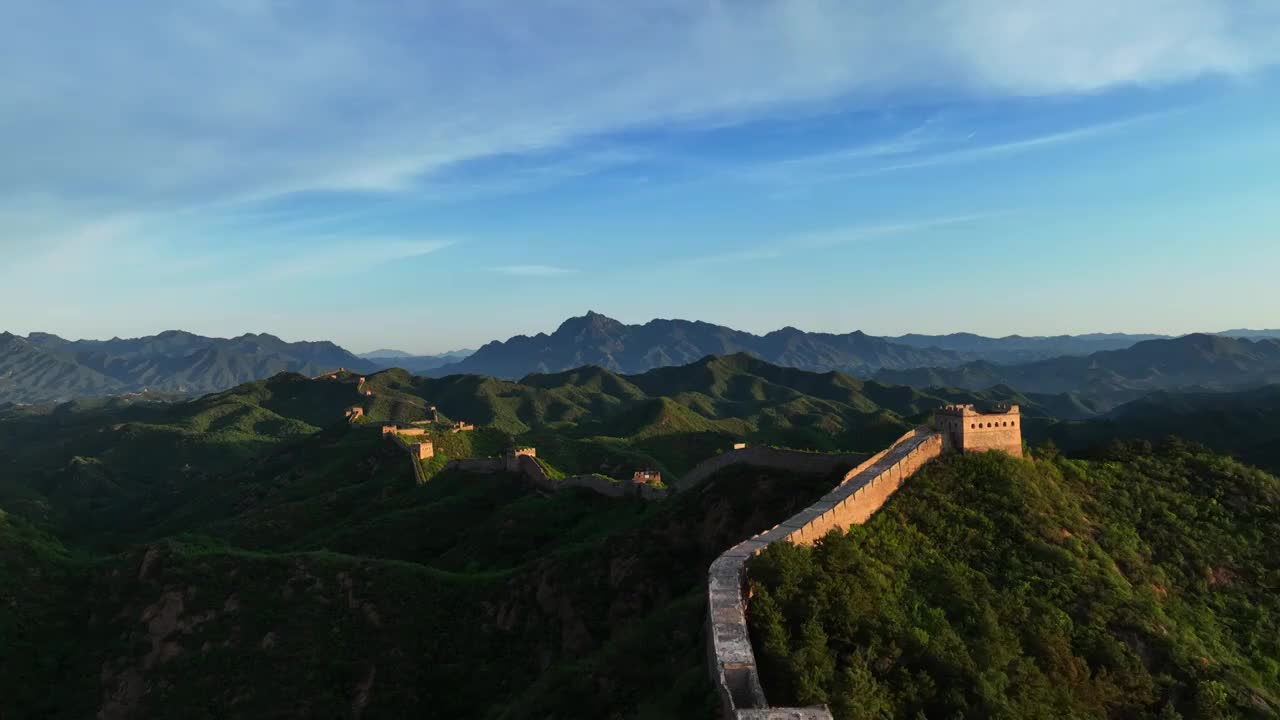 长城夕阳金光照射风景视频素材