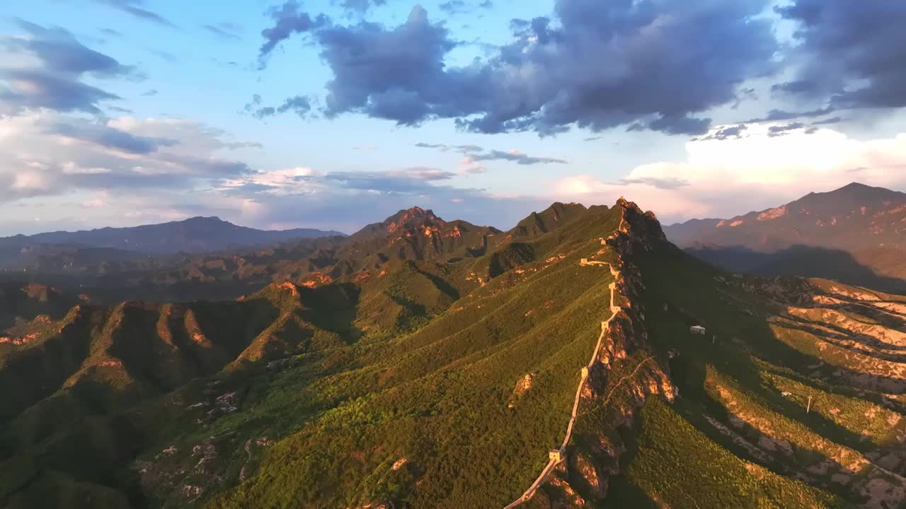 长城夕阳金光照射风景视频素材