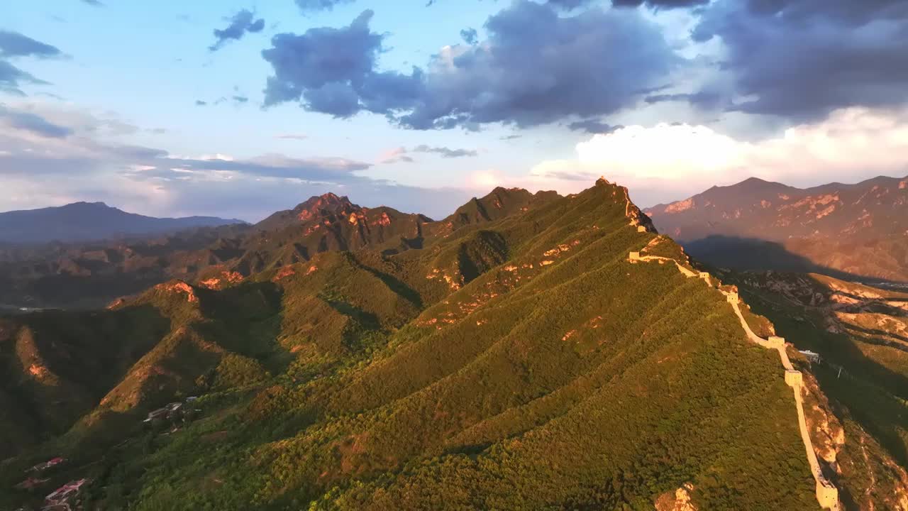 长城夕阳金光照射风景视频素材