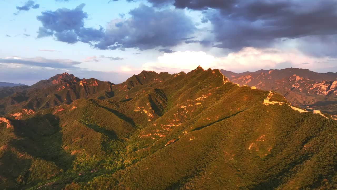 长城夕阳金光照射风景视频素材