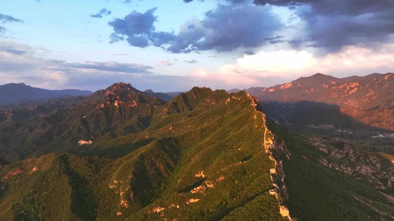 长城夕阳金光照射风景视频素材