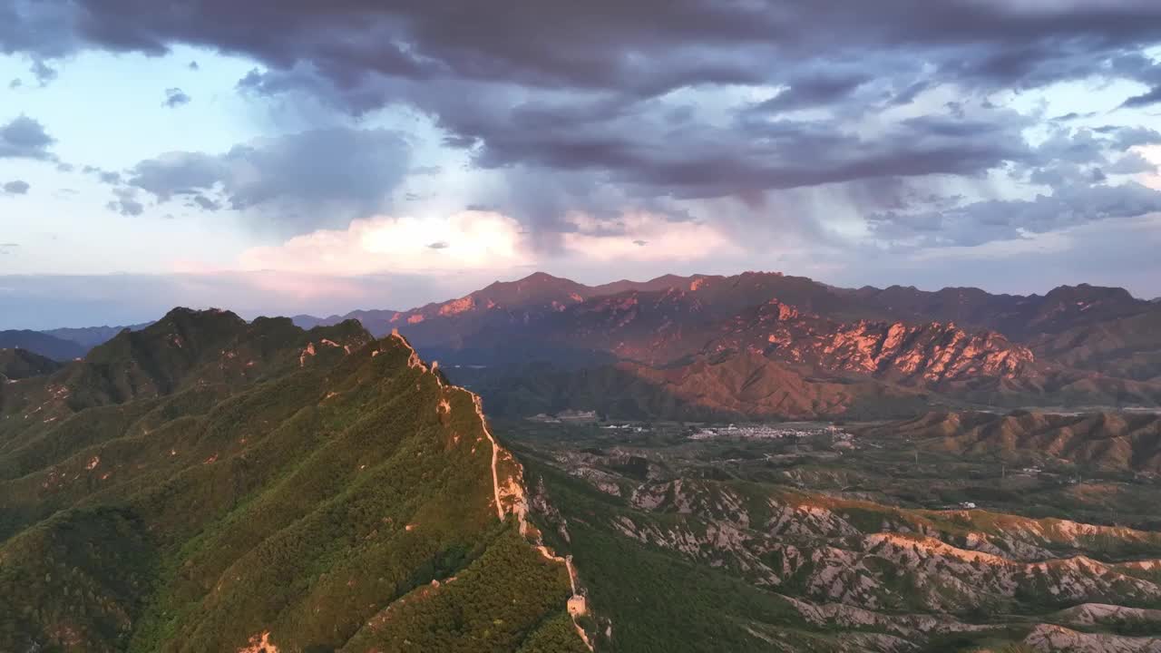 长城夕阳金光照射风景视频素材