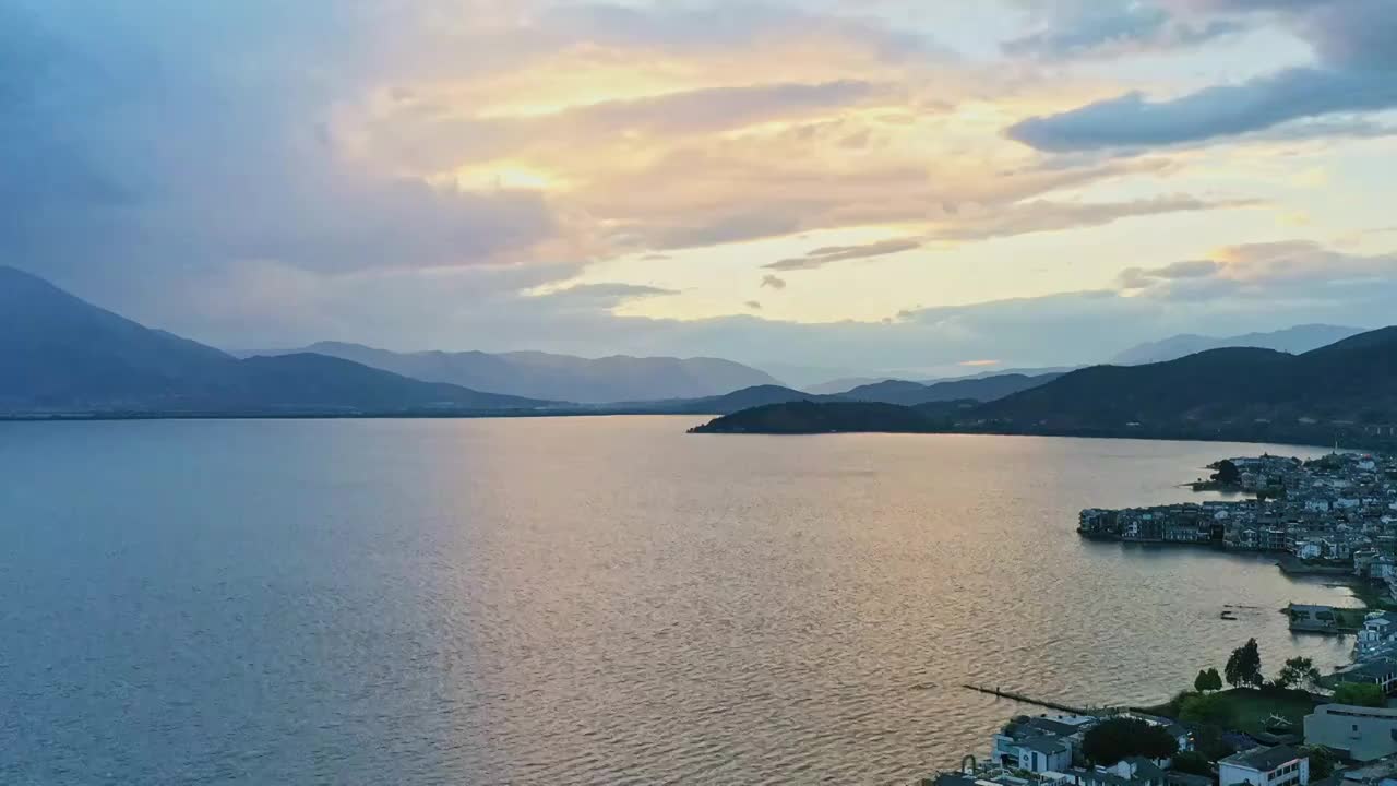 云南大理双廊古镇洱海边傍晚暴风雨来临时刻天空延时拍摄视频素材