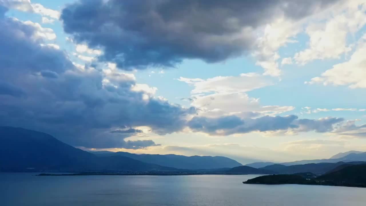 云南大理双廊古镇洱海边傍晚暴风雨来临时刻天空延时拍摄视频素材