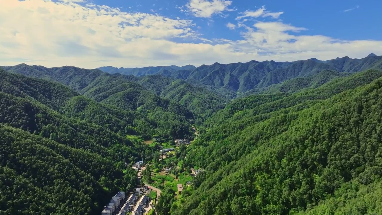 大山深处的村庄视频素材