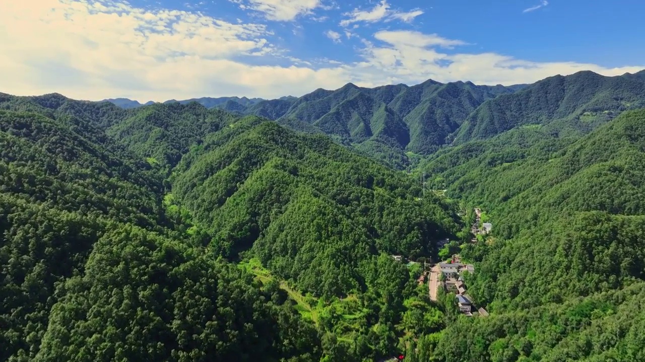 大山深处的村庄视频素材