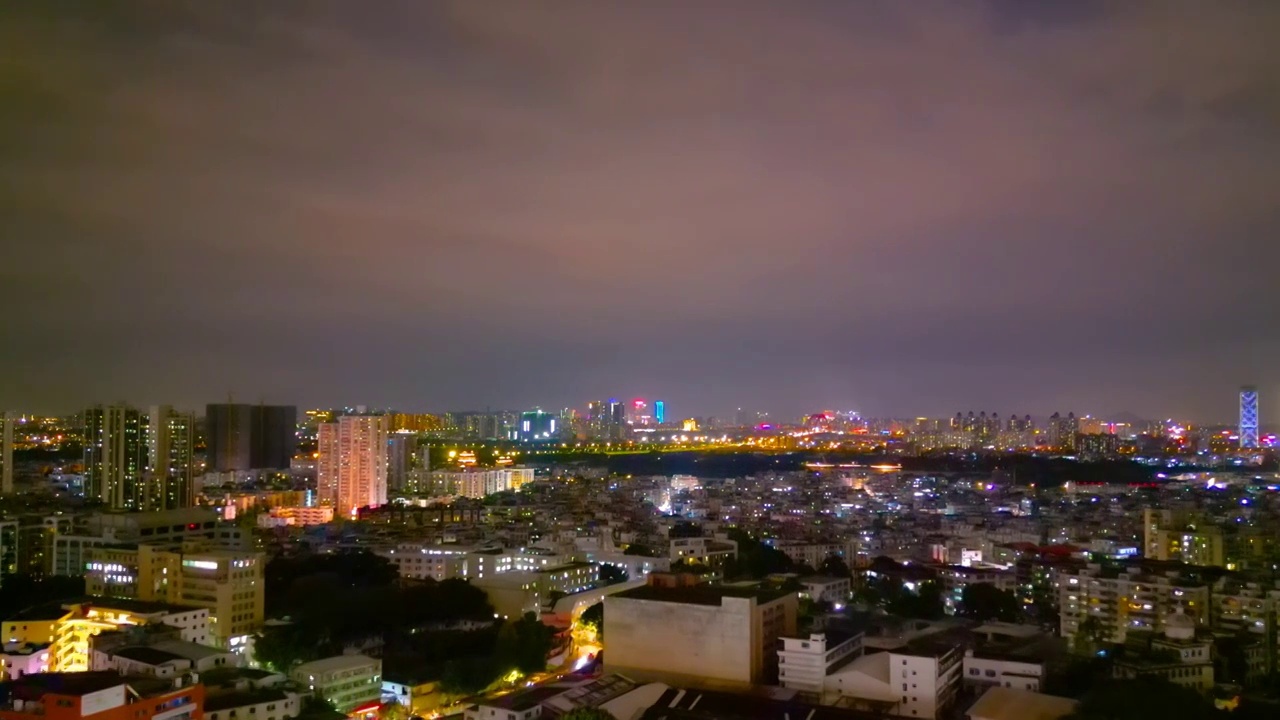 黑夜城市中飞行穿越繁华闹市灯火璀璨之地俯瞰星星点点灯火通明夜景耀羊城建筑灯饰感人流光溢彩营造温馨祥和视频素材