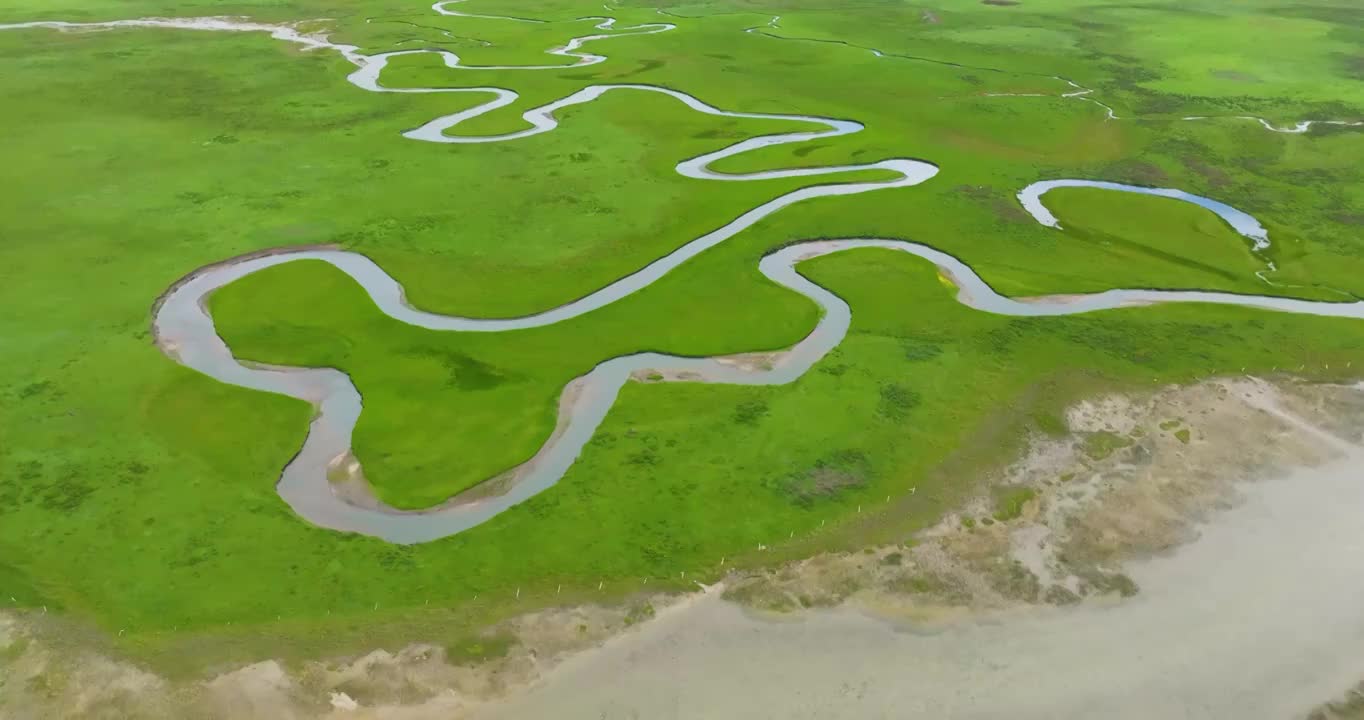 航拍甘肃甘南州碌曲县郭莽草原湿地视频素材