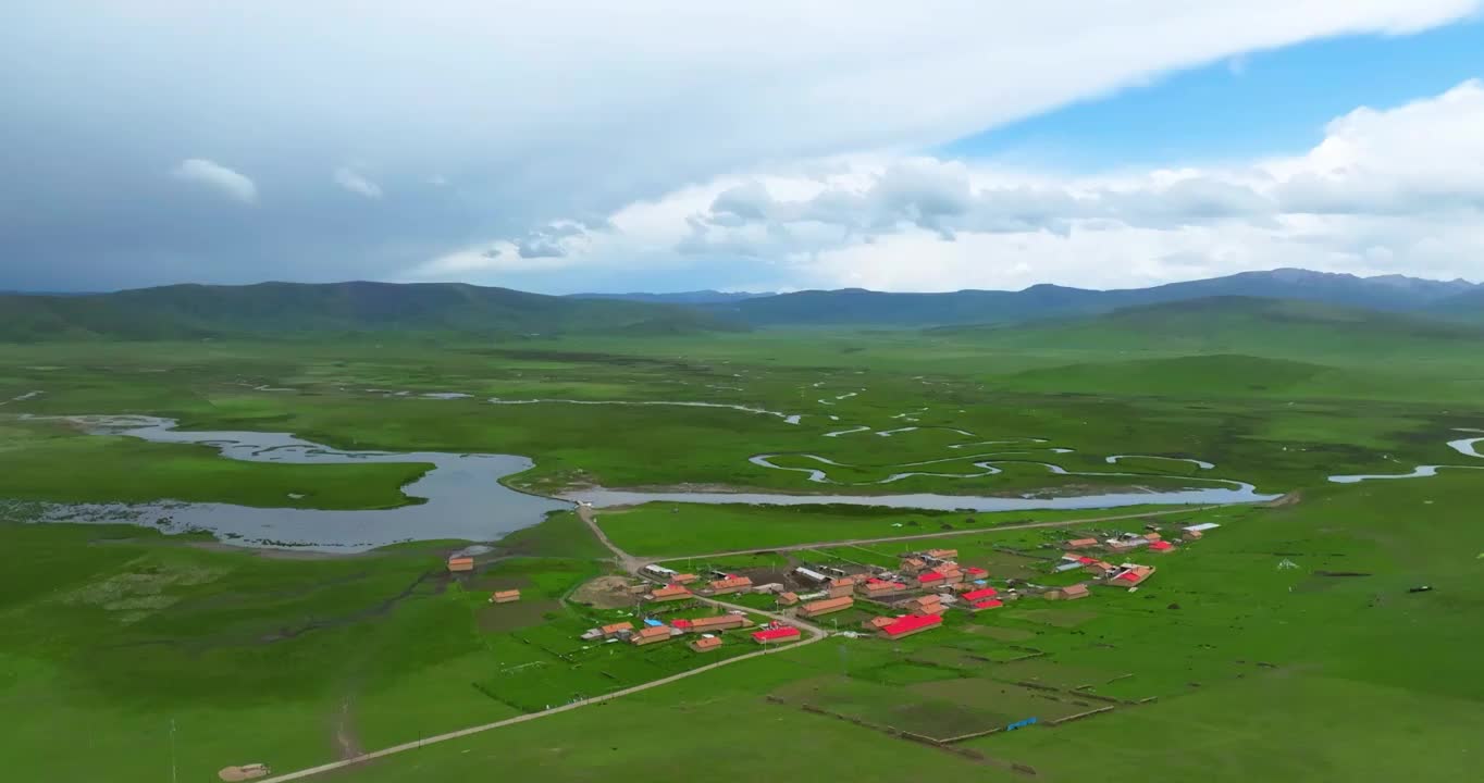 航拍甘肃甘南州碌曲县郭莽草原湿地视频素材