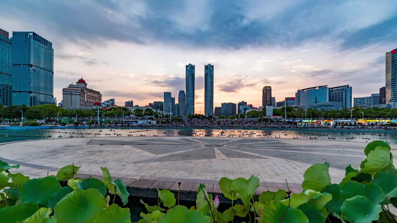 江西南昌秋水广场双子塔日转夜延时摄影视频素材