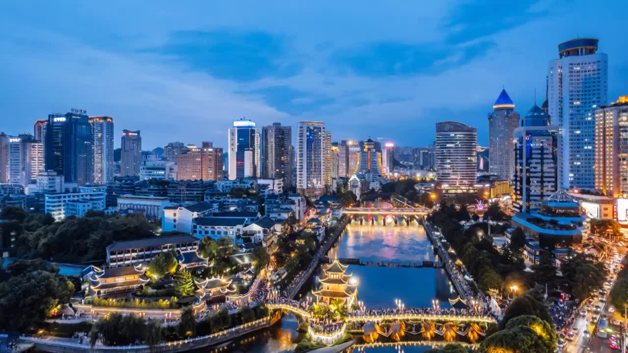 中国贵州贵阳甲秀楼和城市天际线夜景航拍环绕延时摄影视频素材