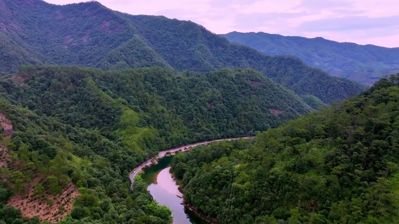 河流穿过山谷 唯美自然风景航拍视频素材