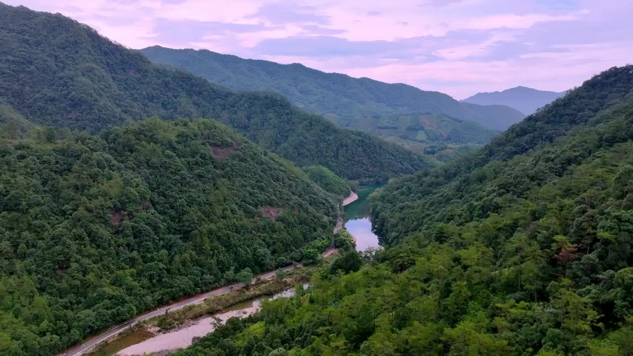 河流穿过山谷 唯美自然风景航拍视频素材