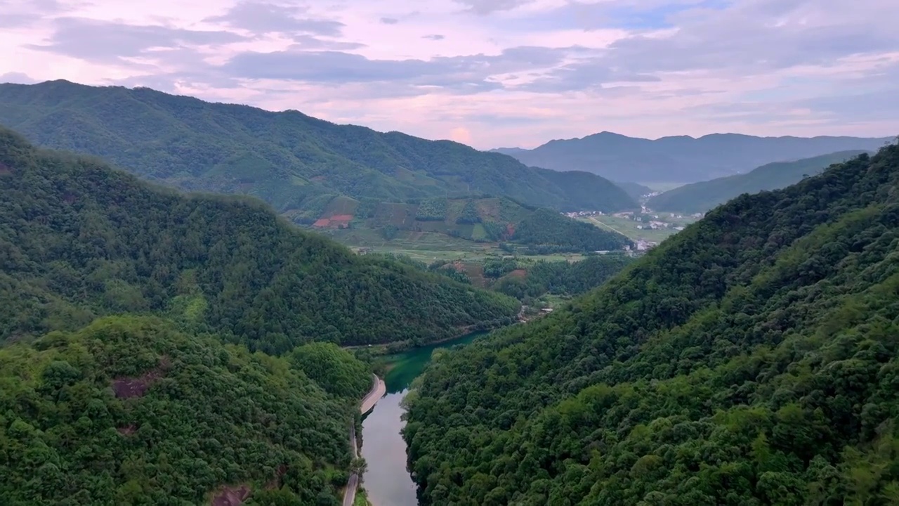 河流穿过山谷 唯美自然风景航拍视频素材