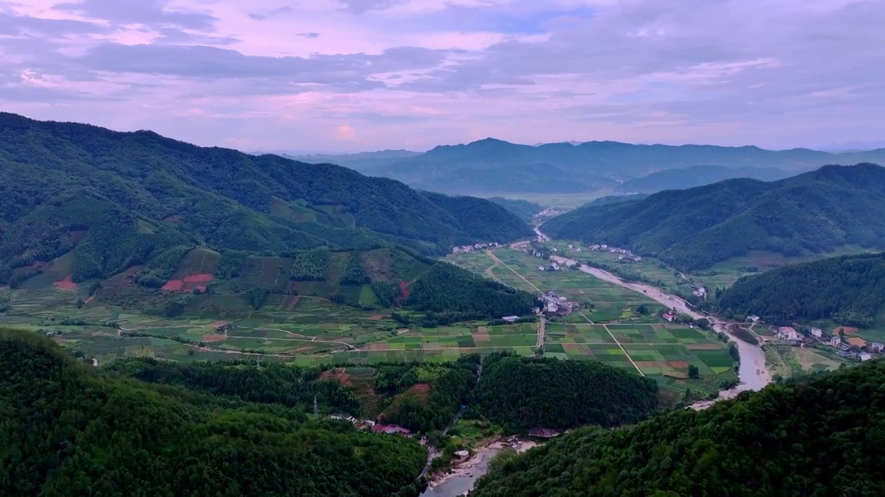 河流穿过山谷 唯美自然风景航拍视频素材