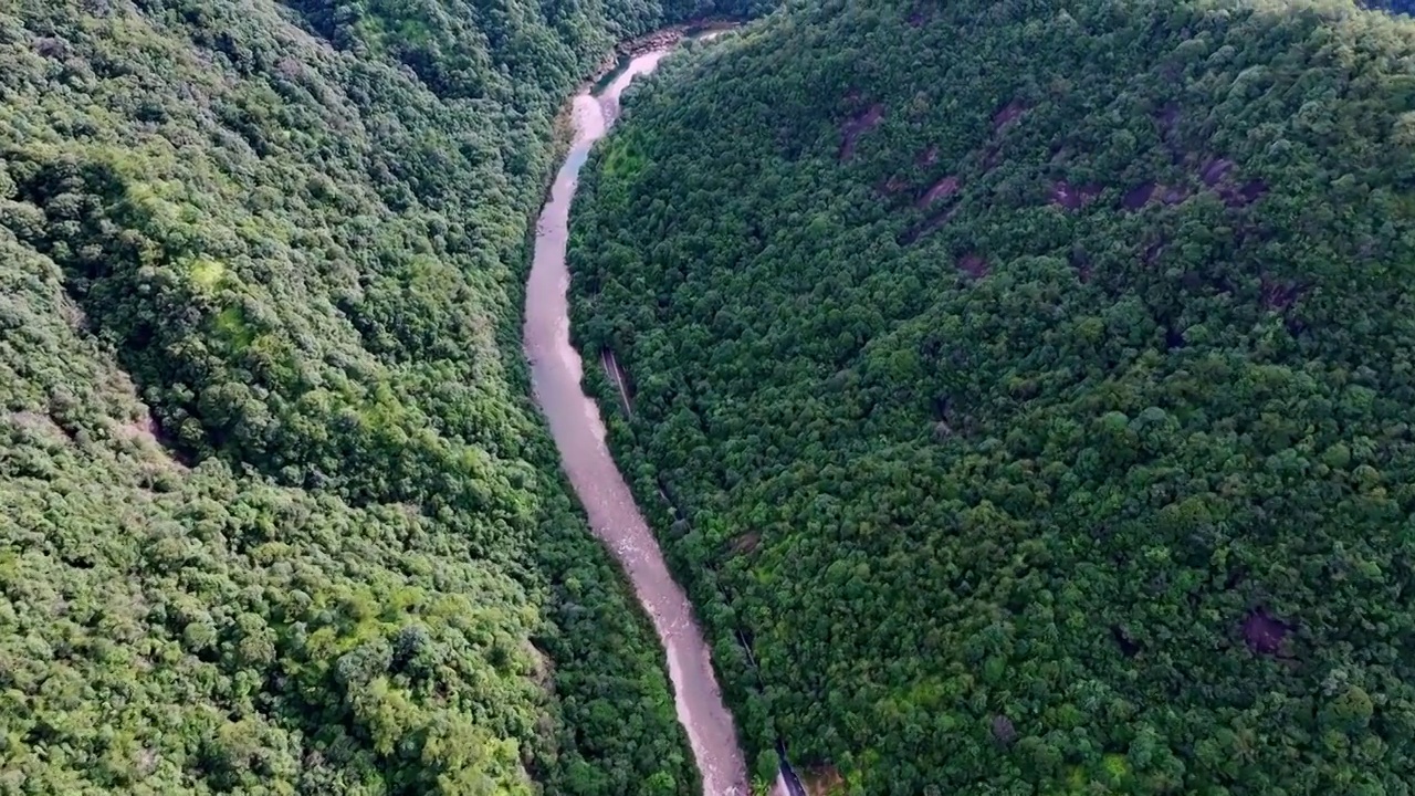 河流穿过山谷 唯美自然风景航拍视频素材