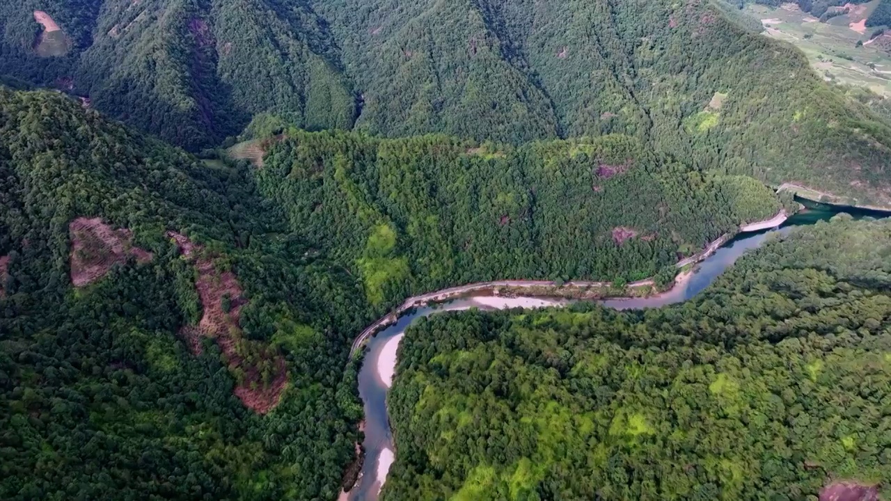 河流穿过山谷 唯美自然风景航拍视频素材