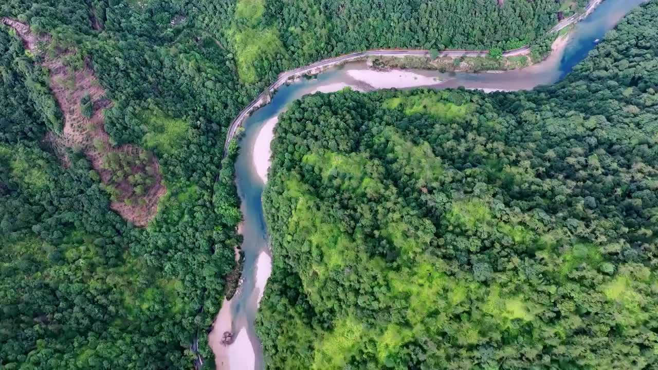 河流穿过山谷 唯美自然风景航拍视频素材