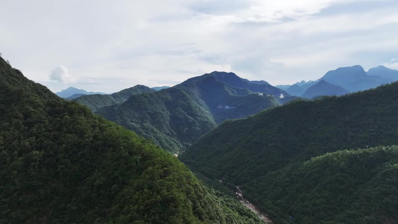 河流穿过山谷 唯美自然风景航拍视频素材