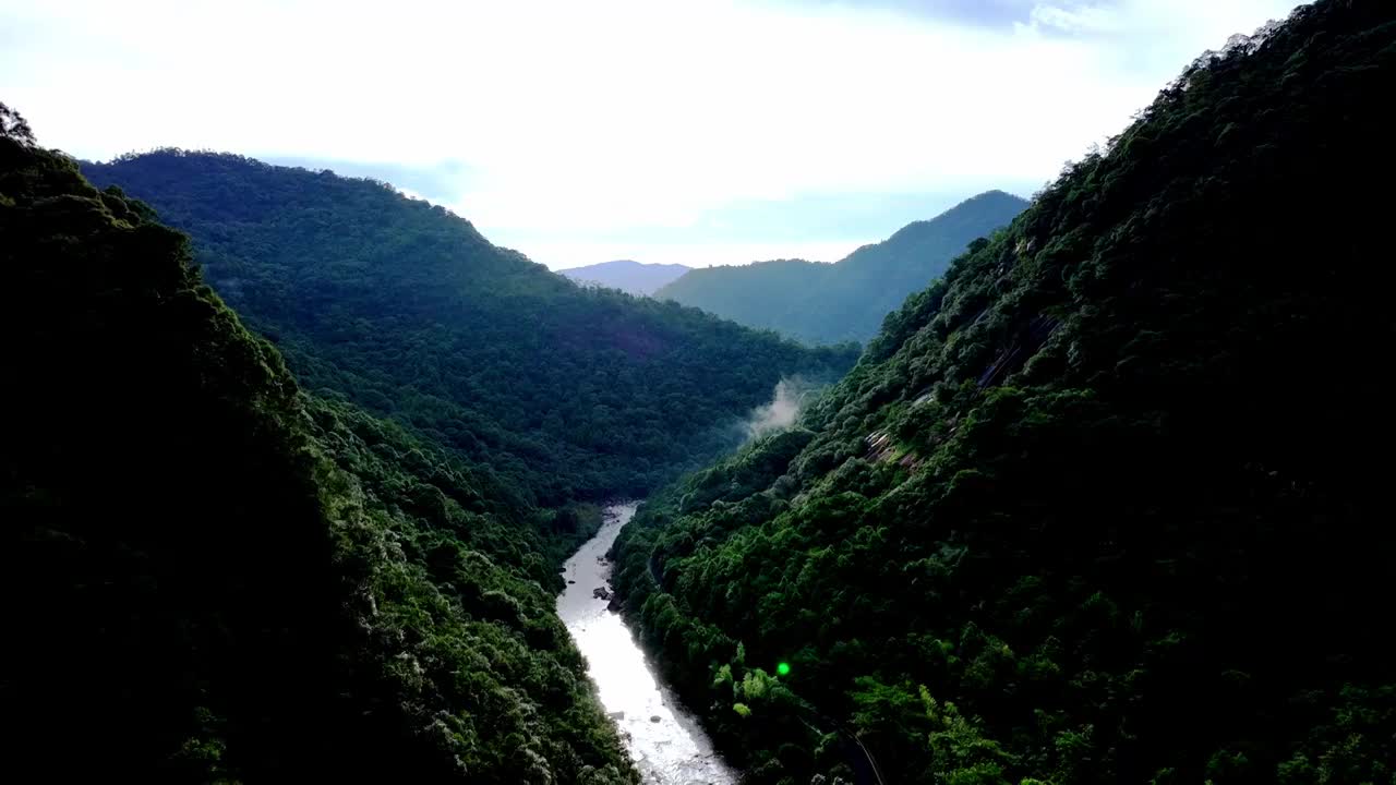 河流穿过山谷 唯美自然风景航拍视频素材