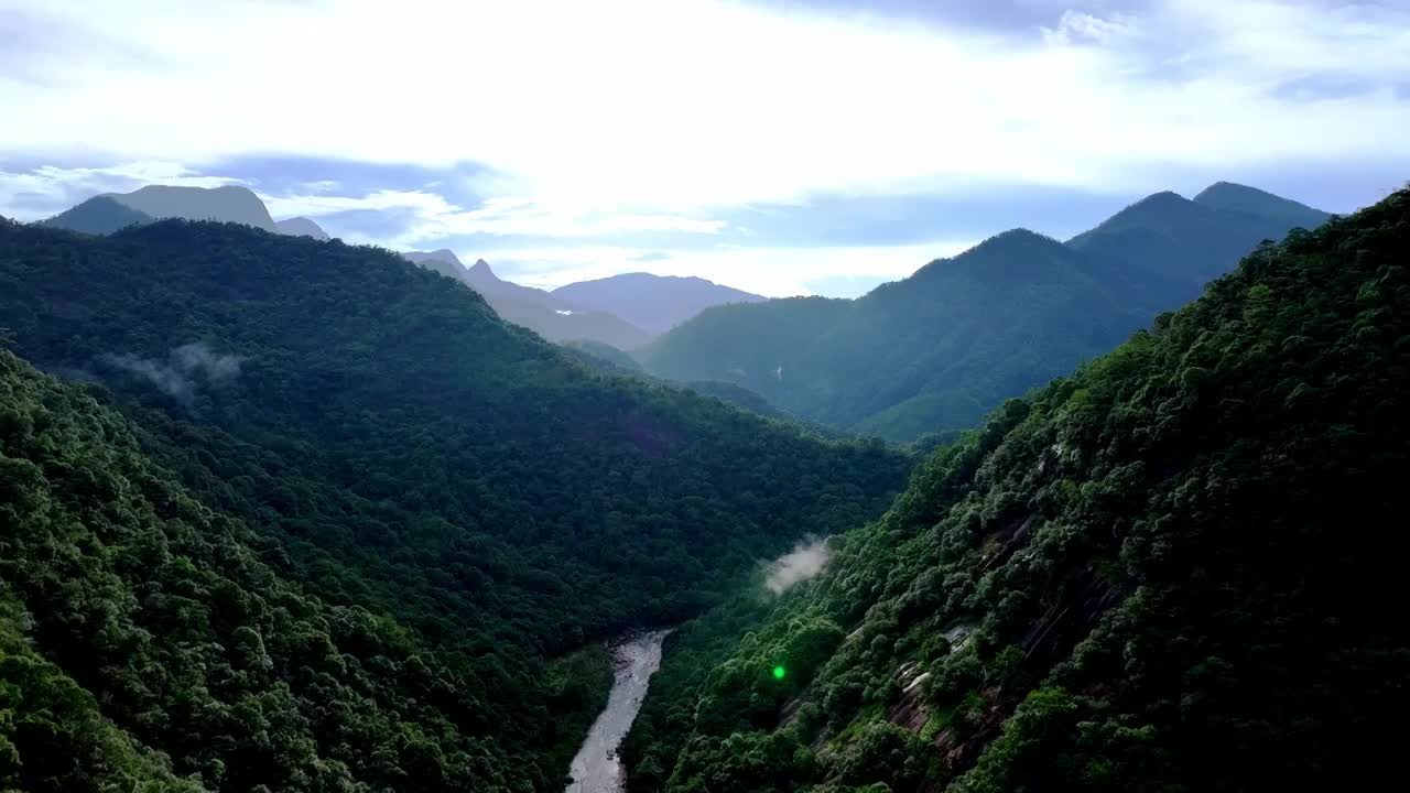 河流穿过山谷 唯美自然风景航拍视频素材