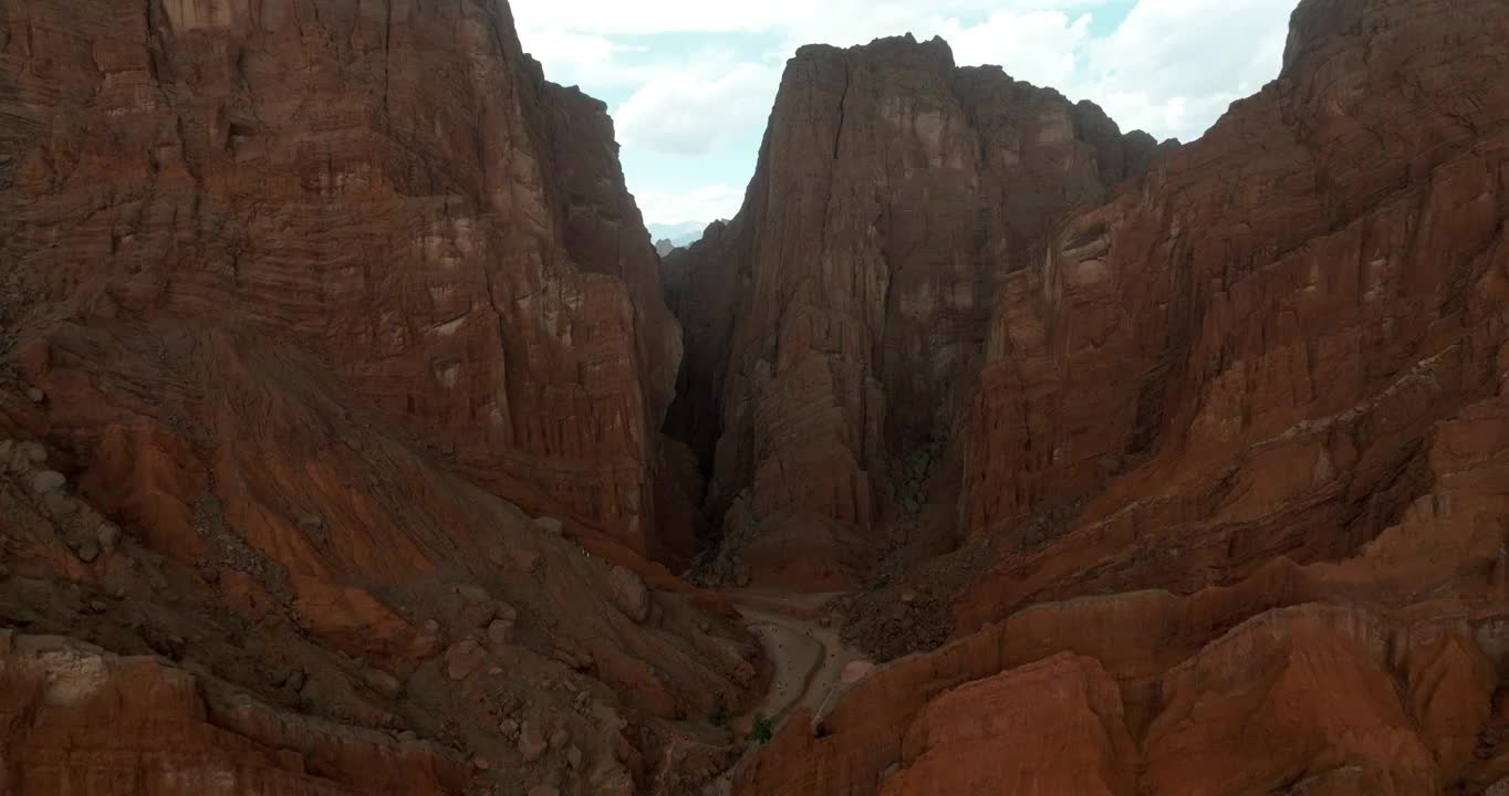 航拍著名的新疆天山神秘大峡谷视频素材