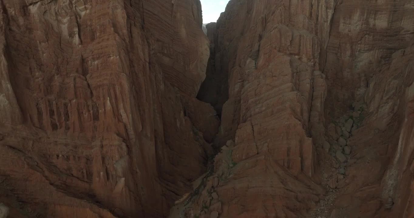 航拍著名的新疆天山神秘大峡谷视频素材