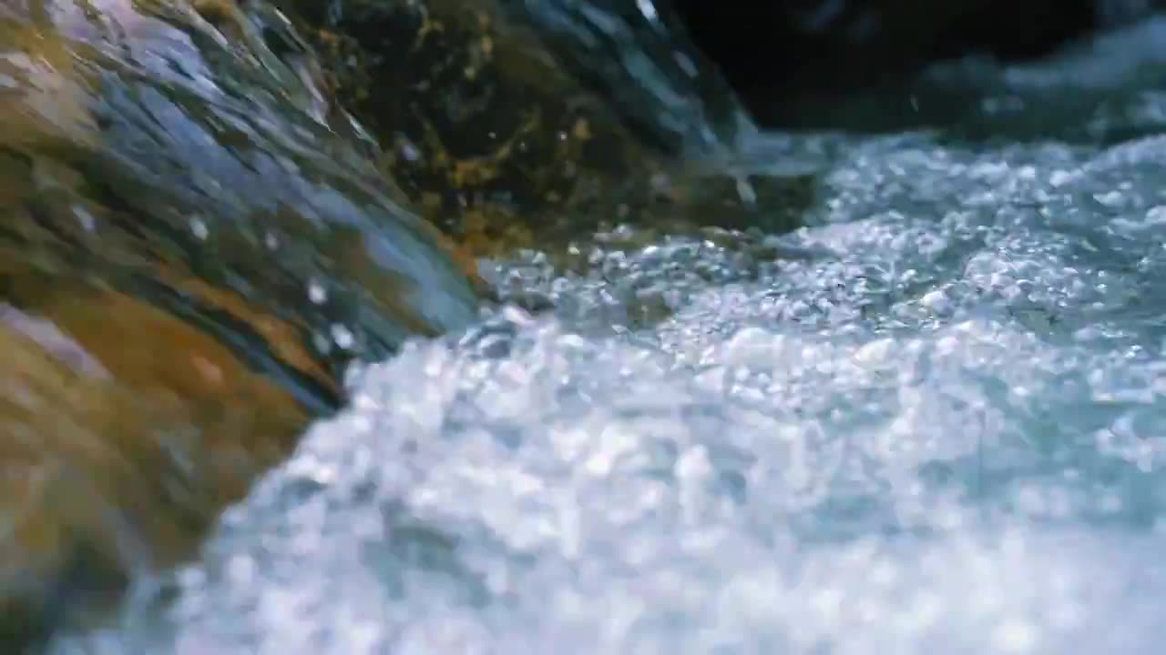 清澈流水苔藓青苔小溪瀑布阳光森林水花飞溅视频素材画面1