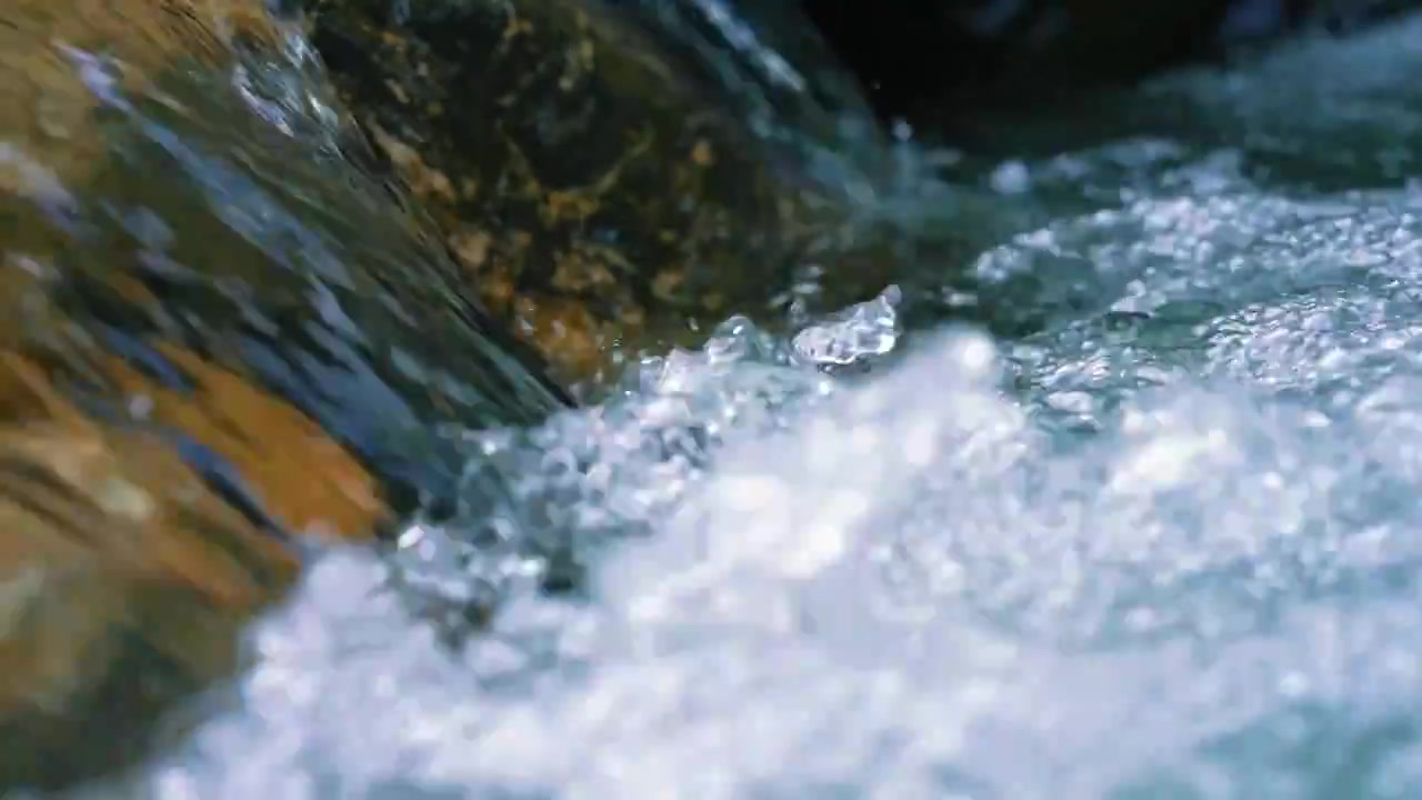 清澈流水苔藓青苔小溪瀑布阳光森林水花飞溅视频素材画面2