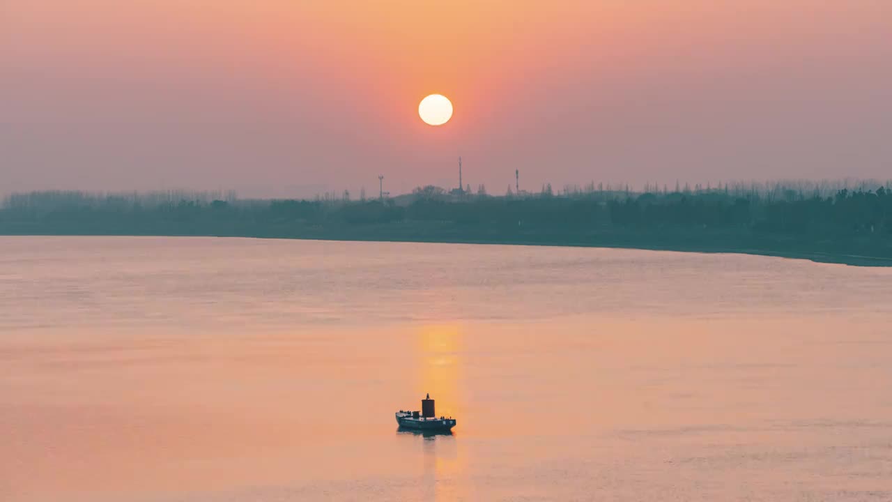 南京夹江上的船与日落延时摄影视频素材